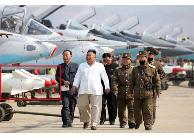 Ông Kim Jong-un thị sát máy bay chiến đấu Triều Tiên diễn tập phóng tên lửa - 6