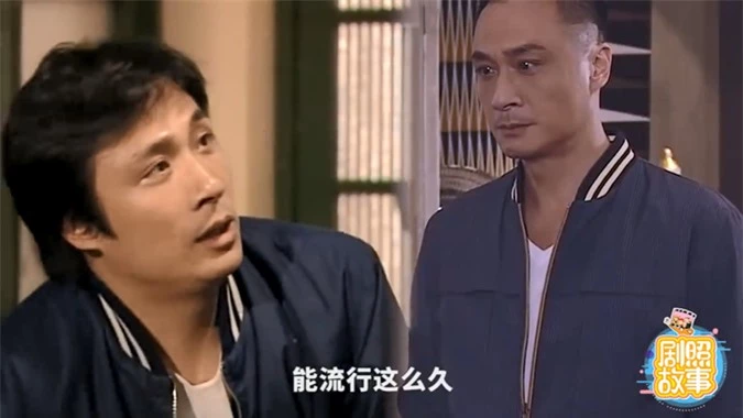Khi đóng Bao la vùng trời 2 (phải) vào năm 2013, Ngô Trấn Vũ mặc lại chiếc áo anh từng dùng trong phim Huynh đệ song hành chiếu từ năm 1997.