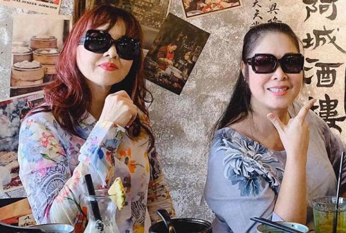 NSND H&#x1ED3;ng V&#xE2;n l&#x1EA7;n &#x111;&#x1EA7;u &#x111;&#x1ECD; s&#x1EAF;c b&#xEA;n b&#xE0; sui gia, ho&#xE1; ra l&#xE0; b&#x1EA1;n th&#xE2;n ch&#xED; c&#x1ED1;t v&#xE0;i ch&#x1EE5;c n&#x103;m r&#xF2;ng