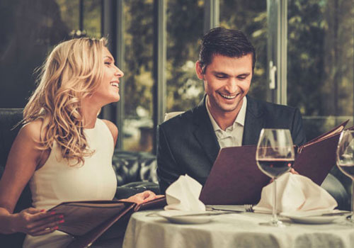 Lý do bạn nên hẹn hò với những cô nàng thích đọc sách