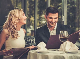 Lý do bạn nên hẹn hò với những cô nàng thích đọc sách