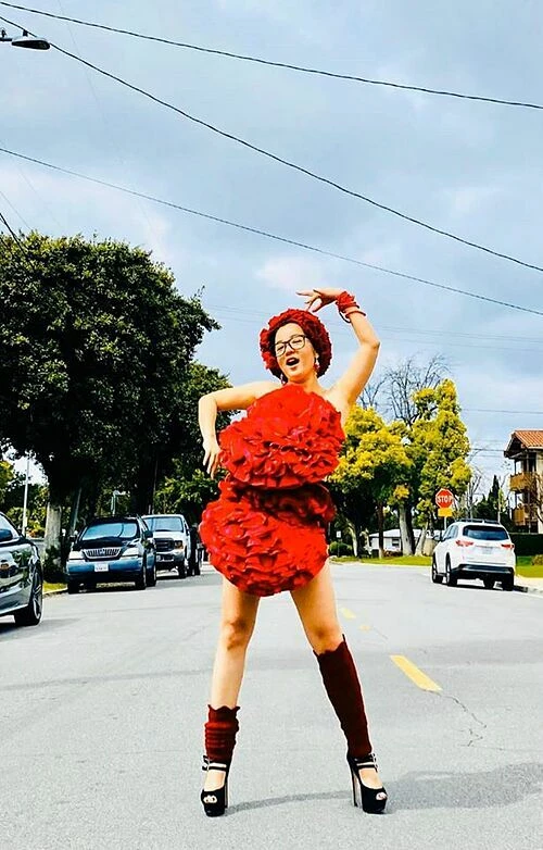 Thúy Nga diện "váy gối" tạo dáng trên xa lộ ở Mỹ.