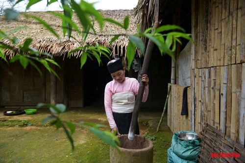 Sau khi đã có men, sẽ tiến hành nấu cơm rồi để nguội. Sau đó tiến hành giã men rồi đem vào trộn đều với cơm, dùng lá cây che kín lại. Sau 2 đêm cơm lên men, dùng trấu ngâm được đồ sẵn để trộn lẫn, bỏ chum sành rồi chưng cất (dùng lá chuối khô nịt chặt, bịt kín).