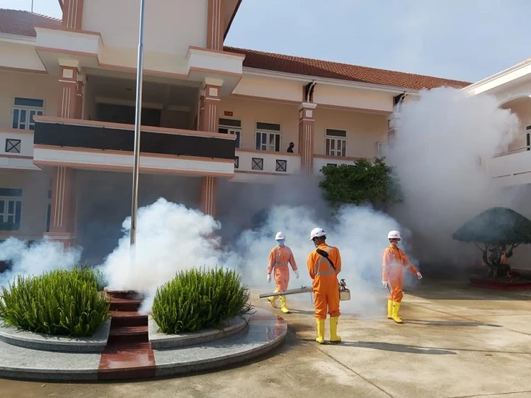 Phun xịt thuốc phòng trừ dịch Covid 19 tại các khu dân cư, cơ quan đơn vị Phun xịt thuốc phòng trừ dịch Covid 19 tại các khu dân cư, cơ quan đơn vị