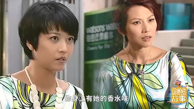 Chiếc váy hoa xanh Thái Thiếu Phân (phải) mặc trong phim Lấy chồng giàu sang năm 2008 được dùng lại cho Châu Hải My (trái) trong phim Học cảnh thư kích một năm sau.