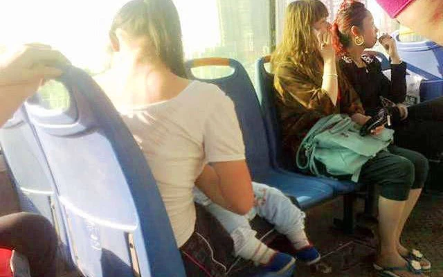 Mẹ cho con bú trên xe bus bị hành khách lên án gay gắt. (Ảnh minh họa)