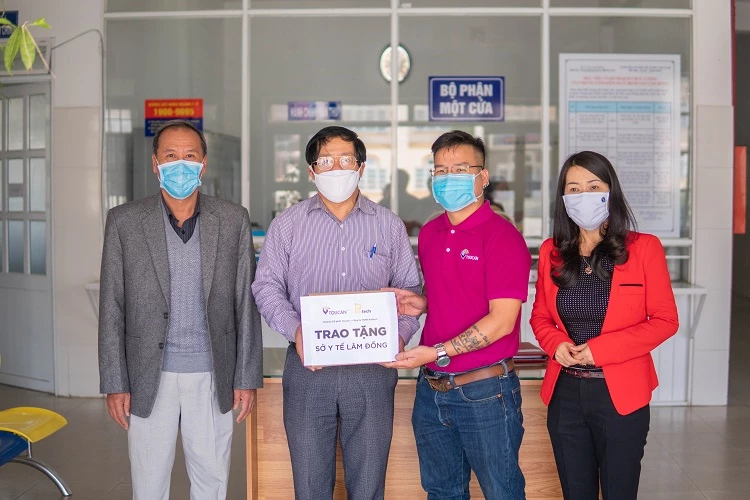 anh Nguyễn Đức Hoài, Giám đốc Công ty Toucan đã trao tặng 500 Dụng cụ bảo vệ tai khi đeo khẩu trangtại Trung tâm Kiểm soát bệnh tật (CDC) tỉnh Lâm Đồng