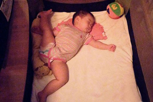 Cứ đêm ngủ con lại đạp tung chăn, không chỉ là do nóng, mà còn vì những nguyên nhân khó ngờ khác