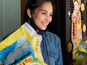 Hoa hậu Tiểu Vy tặng người nghèo một tấn gạo tại quê nhà Hội An