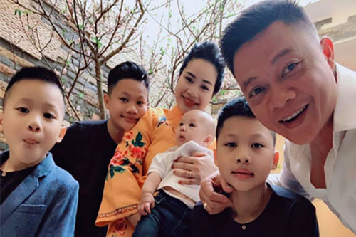 Chân dung bà xã kín tiếng gắn bó 13 năm và sinh bốn nhóc tỳ cho BTV Quang Minh