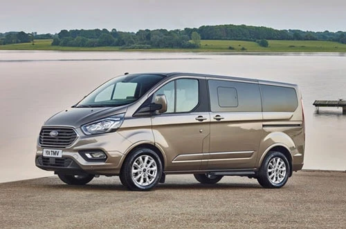 8. Ford Tourneo (doanh số 87 chiếc).