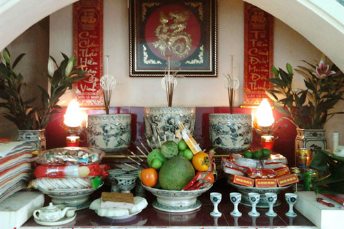 Nhà giàu tới mấy, thấy bàn thờ có điềm báo này nhớ thay gấp kẻo tai họa bất ngờ ập đến