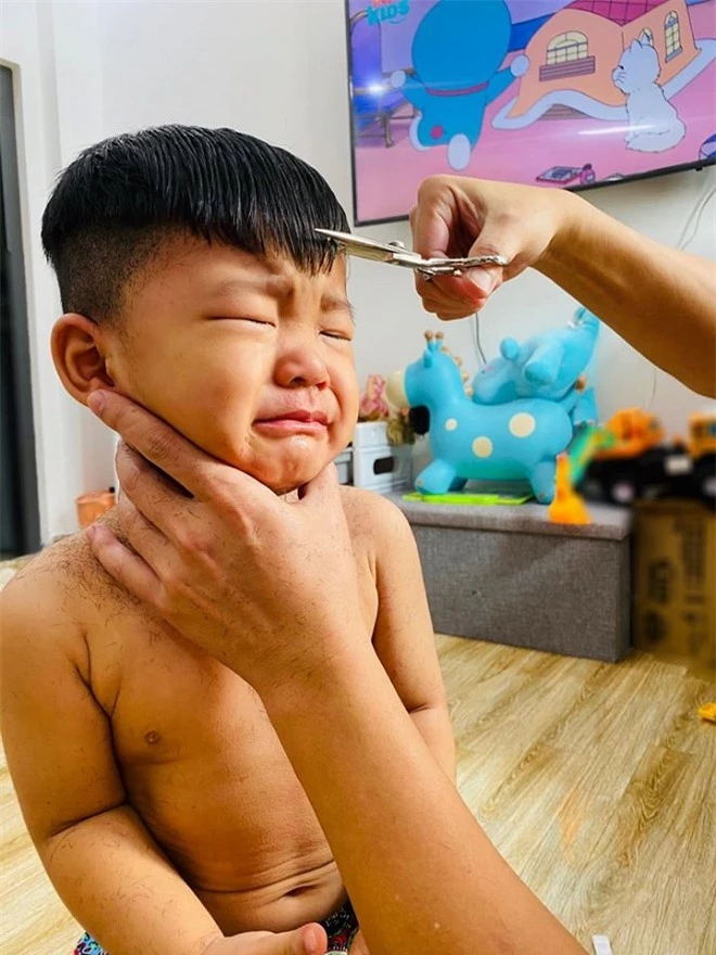 Biểu cảm 'khó đỡ' của 3 con nhà vợ chồng Hải Băng - Thành Đạt khi được bố cắt tóc 5