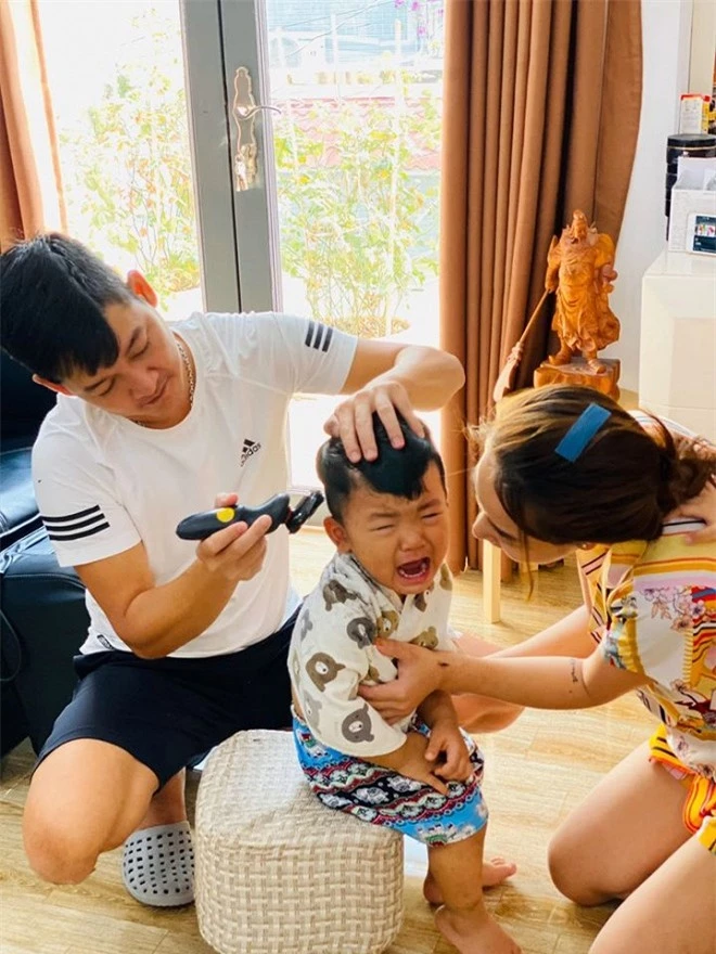 Biểu cảm 'khó đỡ' của 3 con nhà vợ chồng Hải Băng - Thành Đạt khi được bố cắt tóc 1