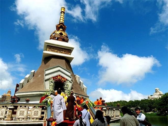 Khám phá núi Cấm và tượng Phật Di Lặc khổng lồ ở An Giang - 3