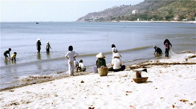 vung tau dep hoang so va an tuong trong bo anh chup nam 1970