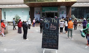 Hà Nội: Hình ảnh xúc động tại siêu thị 0 đồng, nơi người khó khăn nhận được sự sẻ chia