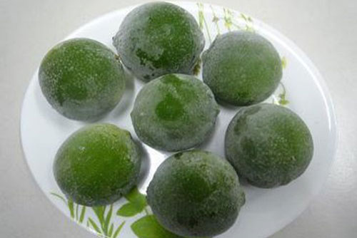 Cho chanh vào ngăn đá tủ lạnh rồi dùng theo cách này, bạn sẽ thấy điều kỳ diệu xảy ra