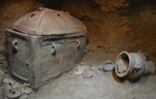 Sụt xuống hố sâu, người nông dân bất ngờ phát hiện cổ mộ 3.400 tuổi