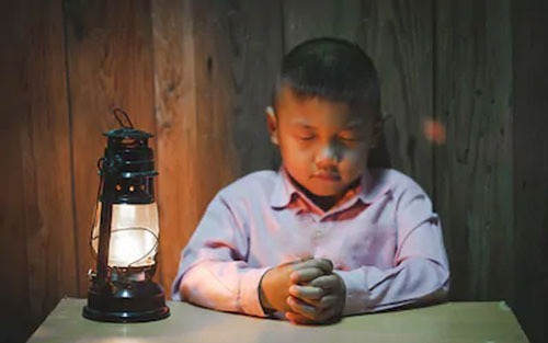 Cứ nửa đêm con trai lại bật điện phòng ngủ: Sự thật đằng sau khiến mẹ hối hận vô cùng