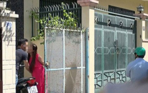 Chạy xe 100km để tặng quà bạn gái, chàng trai uất nghẹn khi nhìn thấy cảnh tượng trước cửa nhà