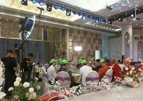 Cô dâu bất ngờ mời tập thể người yêu cũ đến dự đám cưới rồi tặng cho thứ này gây xôn xao