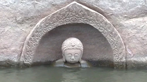 Tượng Phật bí ẩn 600 tuổi "trồi lên" giữa hồ nước