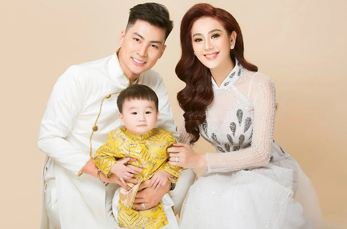 Vợ chồng Lâm Khánh Chi và con trai hơn 1 tuổi.