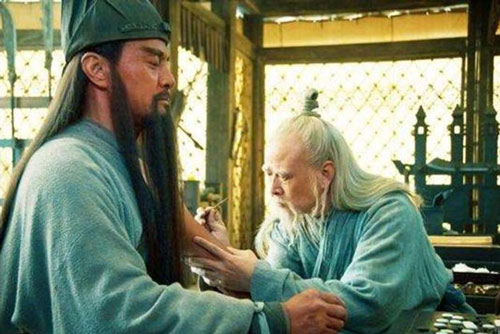 Quan Vũ trúng tên độc, Hoa Đà qua đời từ 11 năm trước, vậy thần y nào nạo xương trị độc cứu mạng?