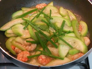 Cách làm tôm xào bầu ngọt thanh ăn là ghiền