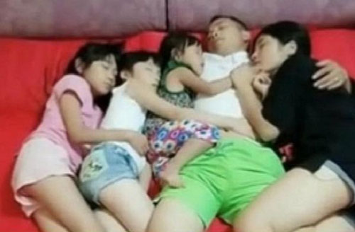 Ph&#xE1;t hi&#x1EC7;n &quot;&#x111;i&#x1EC3;m l&#x1EA1;&quot; trong b&#x1EE9;c &#x1EA3;nh b&#x1ED1; v&#xE0; 3 con g&#xE1;i ng&#x1EE7; chung gi&#x1B0;&#x1EDD;ng r&#x1EA5;t t&#xEC;nh c&#x1EA3;m, ai xem c&#x169;ng ph&#x1EA3;i l&#x1EAF;c &#x111;&#x1EA7;u