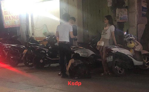 Bị "đá", cô gái khóc lóc, quỳ gối ôm chân bạn trai giữa phố nhưng biểu cảm của chàng trai mới bất ngờ