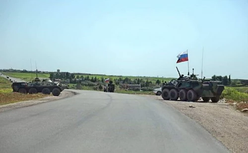 Xe thiết giáp Nga chặn tuyến đường gần thành phố El-Kamyshly. Ảnh: Al Masdar News.