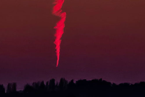 UFO bí ẩn bốc cháy hình xoắn ốc trên bầu trời nước Anh