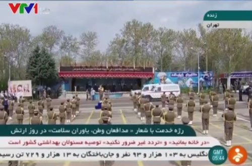 Iran duyệt binh bằng xe khử trùng