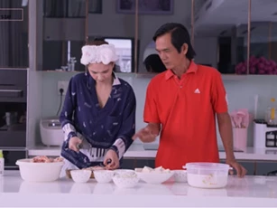 Lần hiếm hoi Ngọc Trinh vào bếp, đáng chú ý nhất là biểu cảm khi học chặt gà