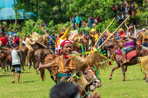 Lạ lùng vùng đất đâm nhau đến chảy máu để tưới cho tốt đất