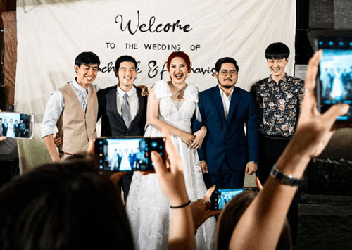 Cô dâu mời tập thể người yêu cũ đến đám cười, biểu cảm của chú rể khiến cả hôn trường "cười bò"