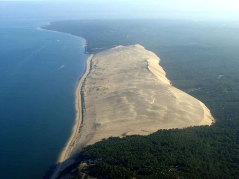 Cồn cát The great dune of pyla là một hiện tượng địa chất hiếm gặp và là điểm thu hút khách du lịch nổi tiếng ở Pháp.