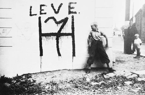 Hình vẽ graffiti chống ĐQX được vẽ ngay trên các tuyến phố của thủ đô Oslo vào năm 1940. Ảnh nguồn: Bettmann/Getty Images.