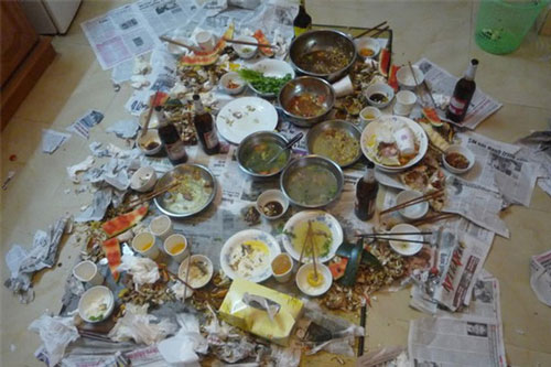 Gọi bạn về nhà nhậu nhẹt, thiếu bia chồng sai vợ đi mua thêm không ngờ chỉ 5 phút sau, cô khiến cả mâm nhậu "đứng hình", anh chồng "khiếp vía"