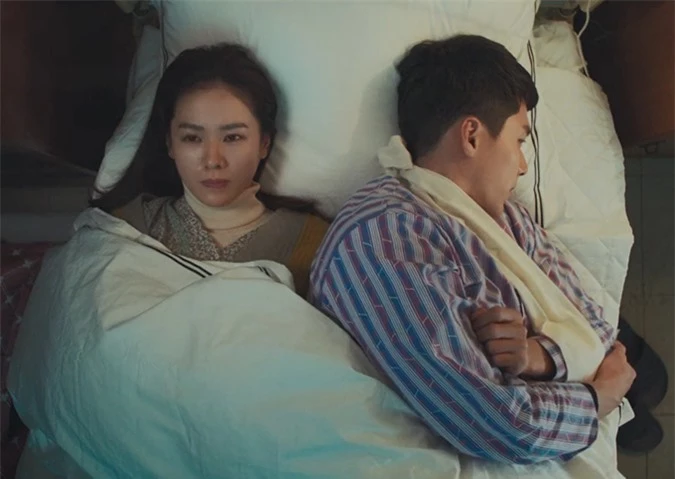 Cũng trong tập 7, Se Ri (Son Ye Jin đóng) và Jung Hyuk cùng nằm trên giường. Nhiều người cho rằng, việc Jung Hyuk nằm nghiêng sang trái là vô lý, bởi anh bị trúng đạn ở sau vai, tư thế này sẽ gây đau đớn.
