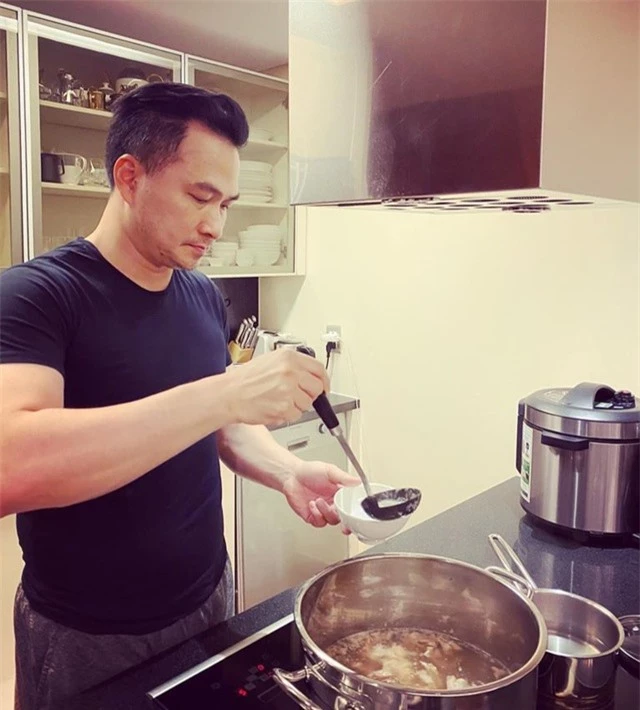 Ở nhà chống dịch, Chi Bảo thường xuyên vào bếp nấu ăn cho vợ - 2