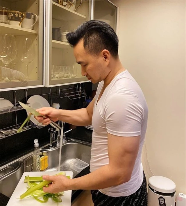 Ở nhà chống dịch, Chi Bảo thường xuyên vào bếp nấu ăn cho vợ - 4