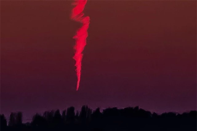 UFO bí ẩn bốc cháy hình xoắn ốc trên bầu trời nước Anh - 1