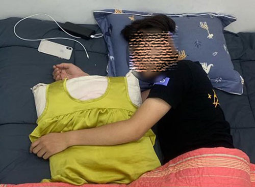 Chia tay người yêu cũ hơn 1 năm nhưng anh chàng vẫn ôm thứ này đi ngủ mỗi đêm