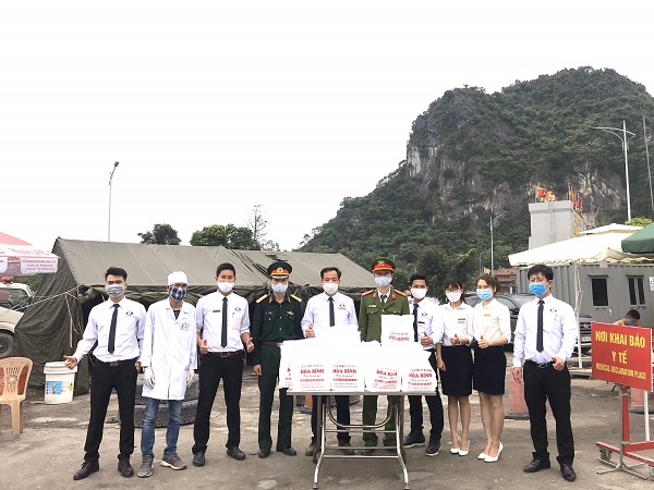 HoaBinh Travel tặng hàng trăm suất quà cho chốt kiểm soát dịch Covid-19 