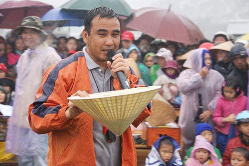 MC Quyền Linh: '20 năm giúp đời, giúp người vẫn thấy mình nhỏ bé, bình thường'