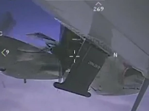 Su-35 Nga tiếp cận máy bay quân sự Mỹ từ khoảng cách... 7 mét