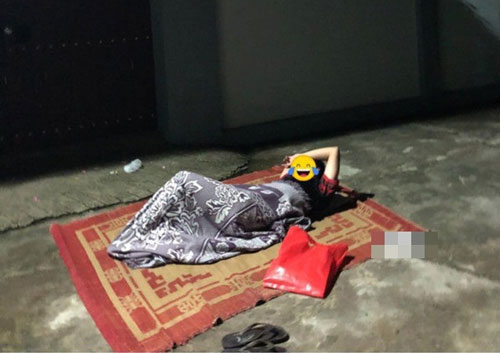 Xin lỗi bạn gái bất thành, anh chàng mượn chiếu ngủ luôn trước cổng nhà người yêu